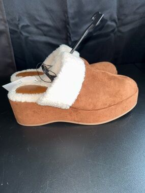 Women’s Time and Tru Faux Suede Wedge Shearling Clog - Chestnut Brown Size 11